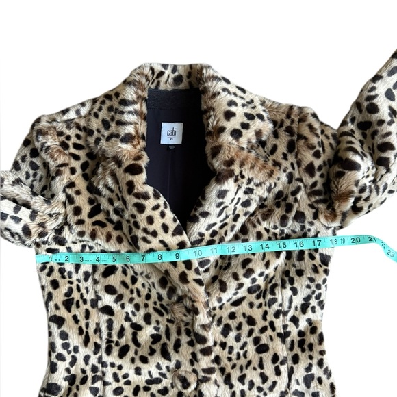 Cabi- Animal Print Statement Josephine
Coat REMOVABLE cuff (#3727)size XS. - Picture 4 of 9